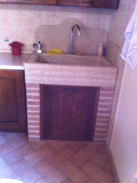Cucina in Noce Nazionale con Lavello in Marmo Cucina in Noce Nazionale con Lavello in Marmo