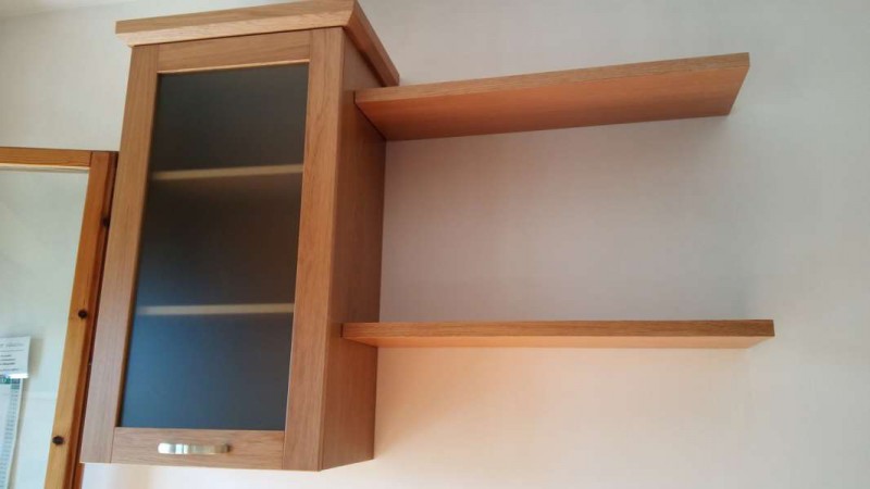 Cucina in Stile Moderno su Misura con Mensole a Giorno Fissate Mediante Supporti a Scomparsa Cucina in Stile Moderno su Misura con Mensole a Giorno Fissate Mediante Supporti a Scomparsa