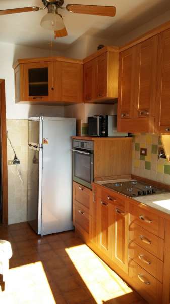 Cucina Moderna con Ante a Battente Ammortizzate con Bugne Lisce con Venatura in Orizzontale e Maniglie in Acciaio Spazzolato Cucina Moderna con Ante a Battente Ammortizzate con Bugne Lisce con Venatura in Orizzontale e Maniglie in Acciaio Spazzolato