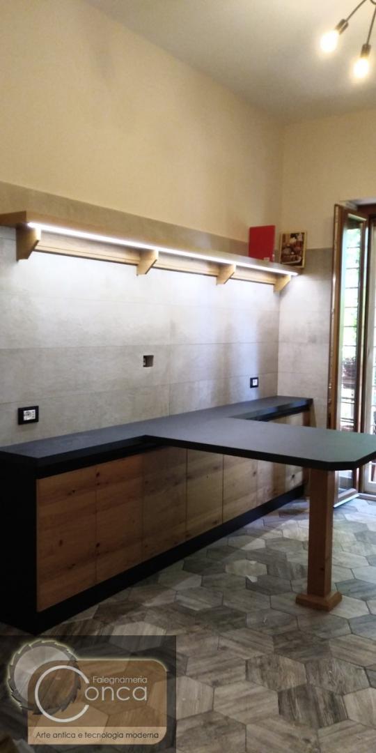Cucina in Stile Moderno con Penisola e Illuminazione a Led