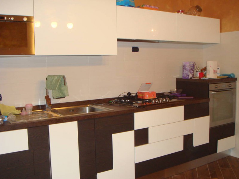 Cucina Moderna con Elementi a Rilievo Cucina Moderna con Elementi a Rilievo
