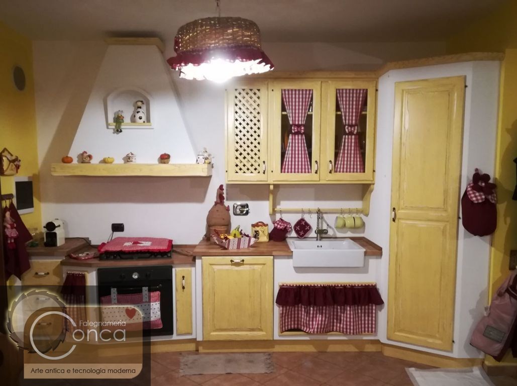 Cucina in Finta Muratura su Misura in Legno di Colore Giallo Invecchiato