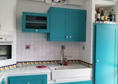 Cucine in Muratura con Cassettiere e Vetrine in Vero Legno
