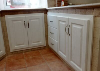 Cucine in Muratura su Misura con Ante Bugnate in Massello di Rovere a Poro Aperto