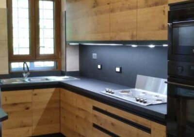 Cucine in Stile Moderno su Misura con Illuminazione a Led e Top in Stratificato