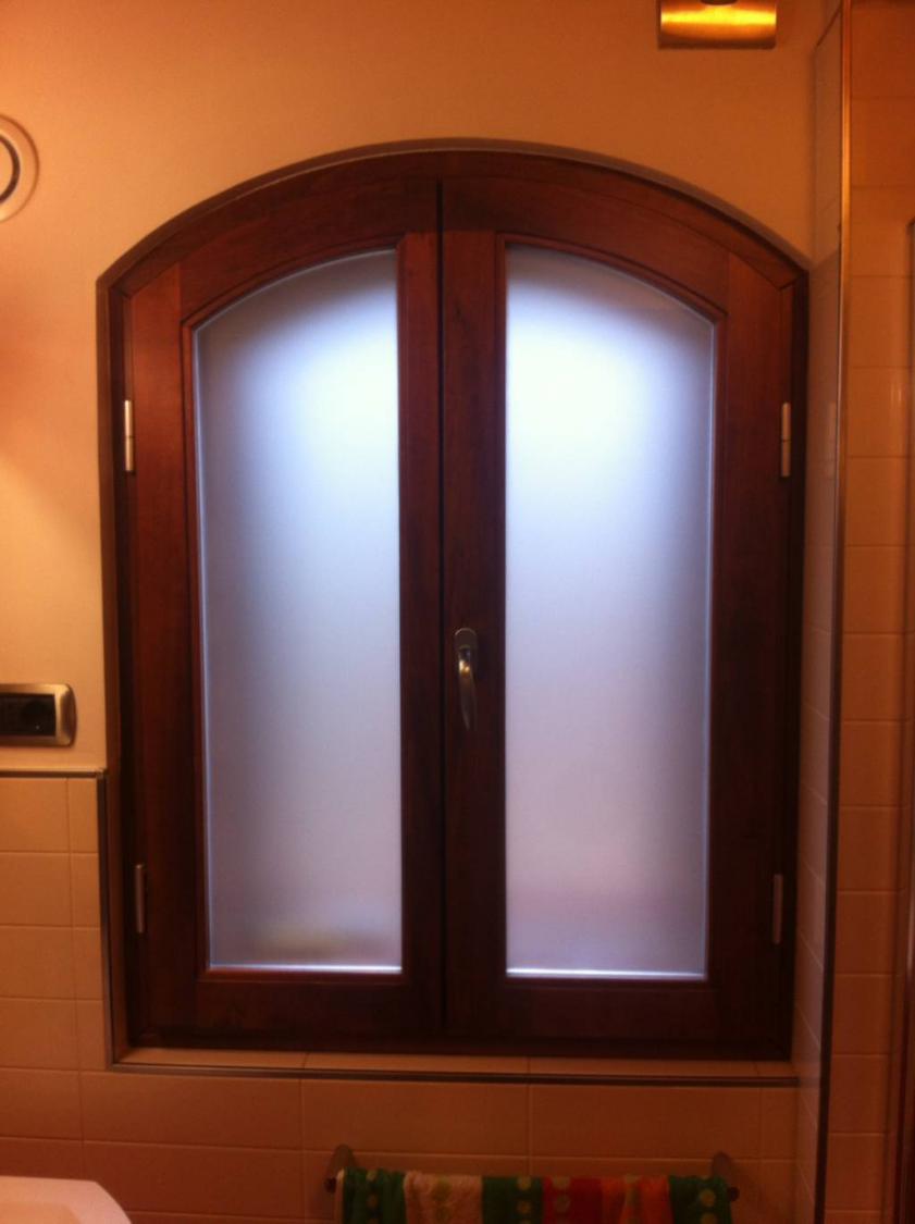 Finestra su Misura per Bagno Centinata a Doppia Anta in Vero Legno Lamellare