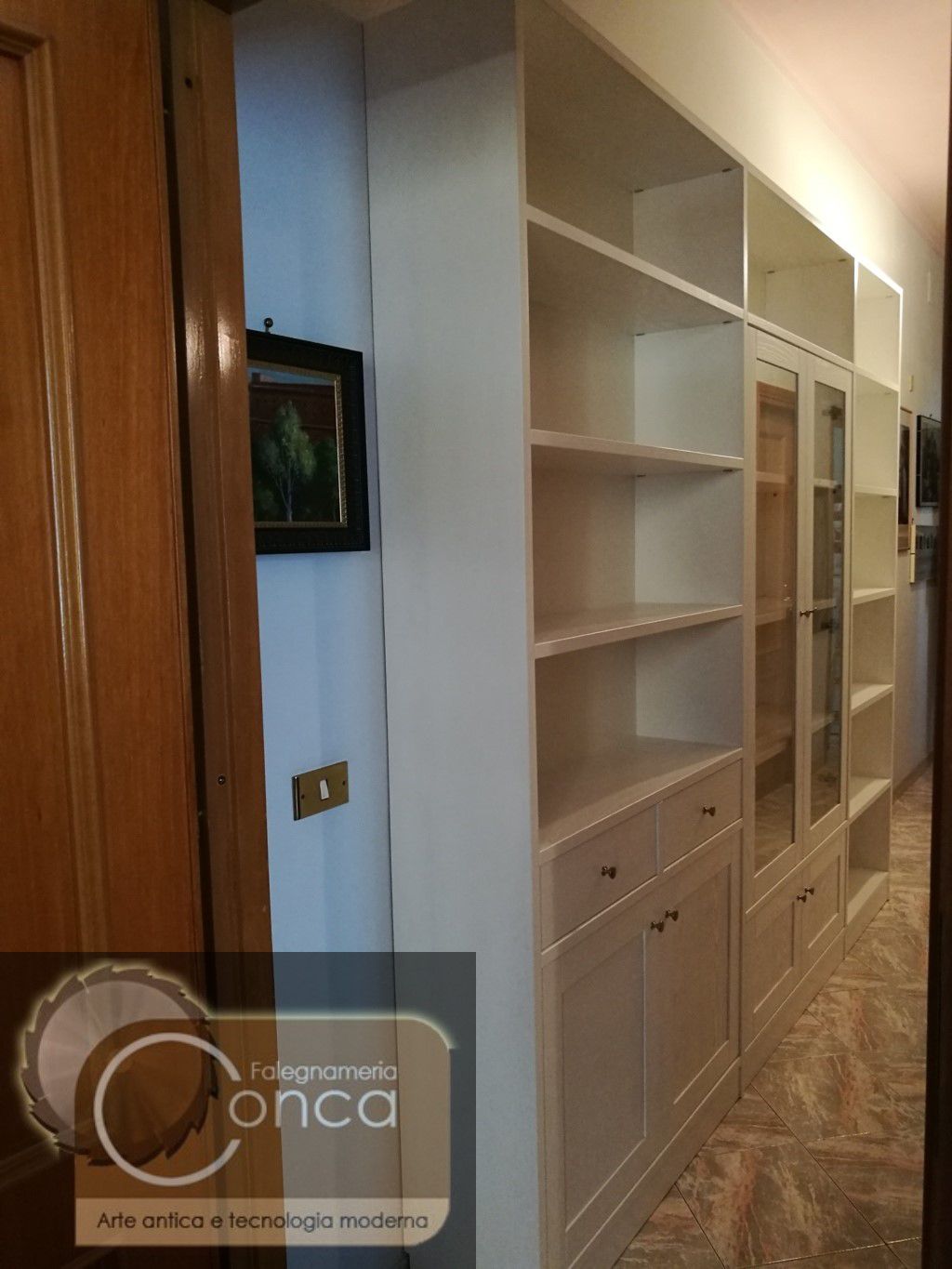 Libreria in Legno Laccato Realizzata su Misura per Ingresso