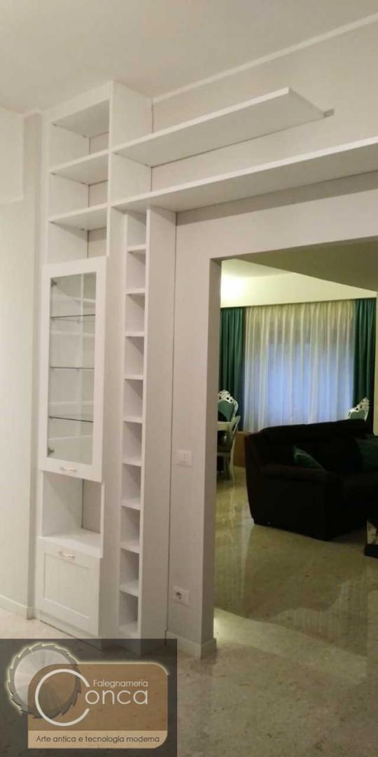 Libreria a Muro Realizzata in Legno di Frassino Bianco a Poro Aperto