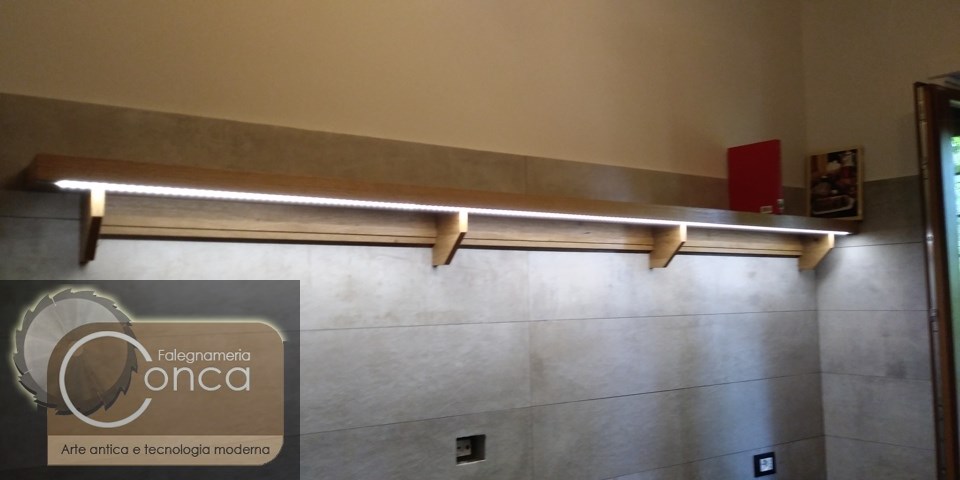 Mensola su Misura in Legno di Rovere Naturale per Cucina con Illuminazione a Led