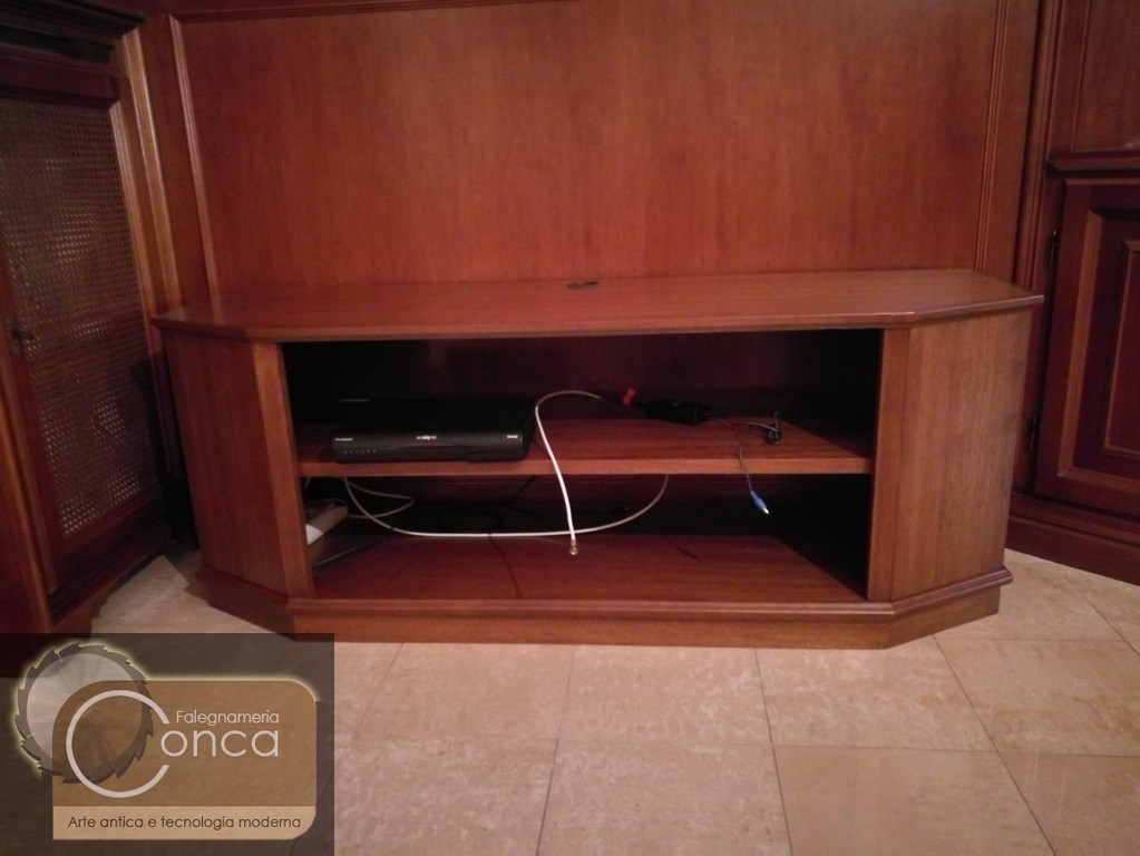 Mobile Tv su Misura in Legno Tinto a Campione con Bordi a Sguincio