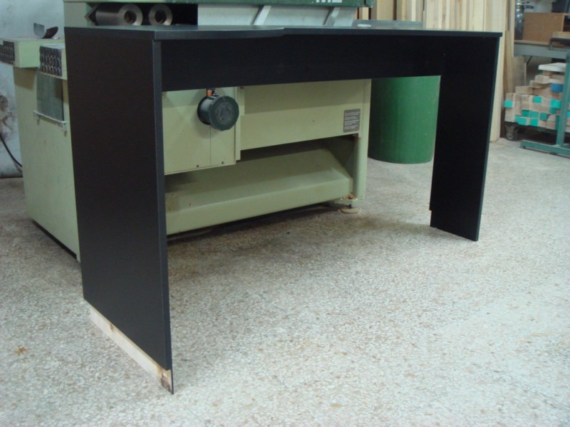 Scrivania in Stile Moderno in Multistrato Bilaminato Nero Opaco Scrivania in Stile Moderno in Multistrato Bilaminato Nero Opaco